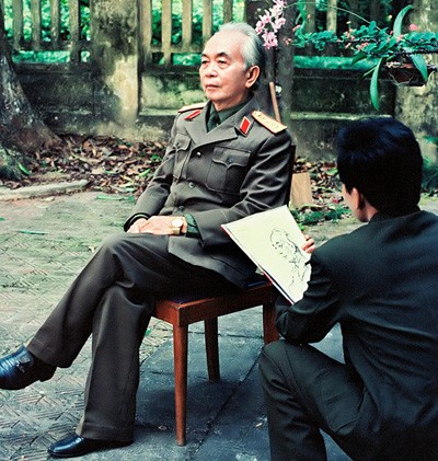 Thượng tá, họa sỹ Lê Duy Ứng vẽ chân dung Đại tướng