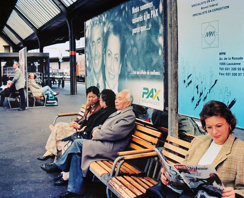 Đại tướng ngồi chờ tàu ở ga Geneva (Thụy Sĩ) như nhiều hành khách khác để đến Zurich (21/9/1996)