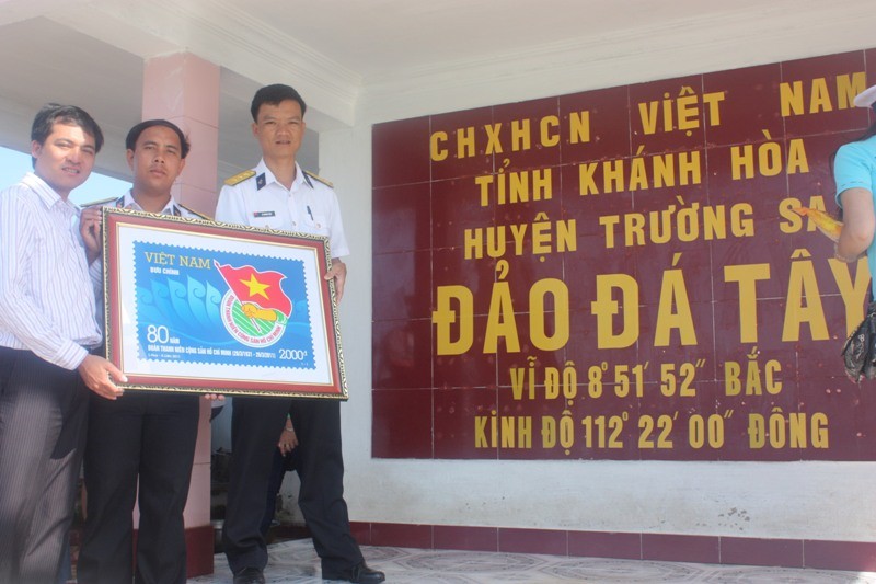 Tặng tranh Tem cho LCĐ Đảo Đá Tây