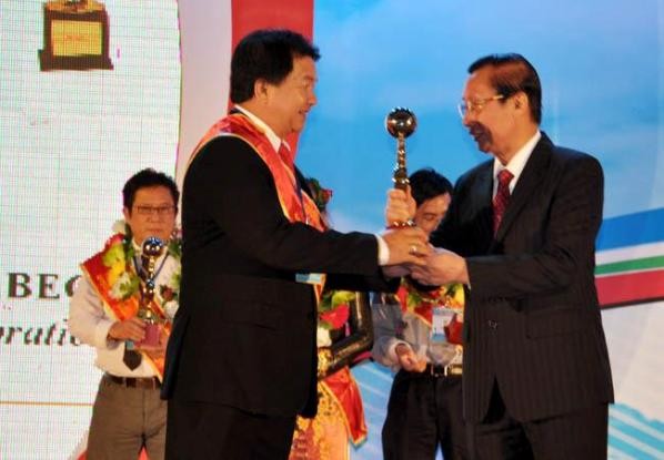 Ông Nguyễn Đức Kiên, Phó chủ tịch Quốc hội trao cúp “doanh nghiệp tiêu biểu Asean” cho ông Bùi Quang Hưng (bên trái).