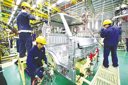 Lắp ráp ô tô tại Nhà máy Ô tô Trường Hải