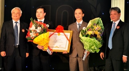 Chủ tịch Quốc hội Uông Chu Lưu, Bộ trưởng Bộ Tư pháp Hà Hùng Cường cùng lãnh đạo SMiC tại Lễ đón nhận bằng khen của Thủ tướng Chính Phủ