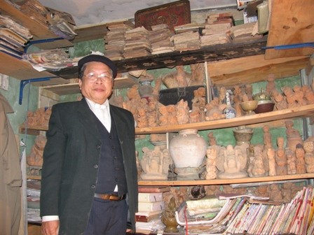 Ông Nguyễn Khắc Bảo bên gia tài hàng nghìn pho tượng đất nung của mình.