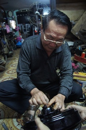 Ông Trần Công Phúc đang làm “sống lại” những chiếc quạt cổ.