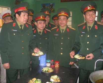 Đại tướng Phùng Quang Thanh kiểm tra khẩu phần ăn của chiến sĩ Trung đoàn 692, Sư đoàn 301, BTL Thủ đô Hà Nội