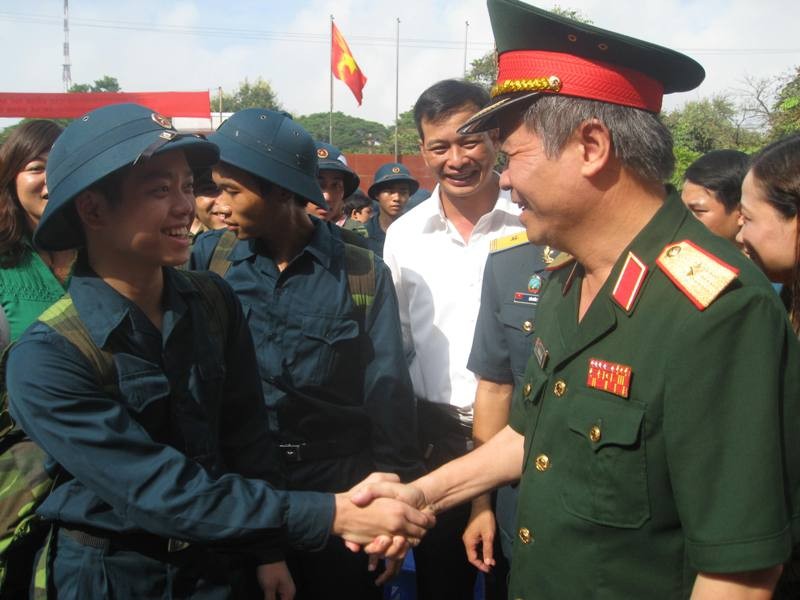 Thiếu tướng Phí Quốc Tuấn-Tư lệnh BTL Thủ đô Hà Nội - động viên thanh niên quận Hà Đông lên đường nhập ngũ