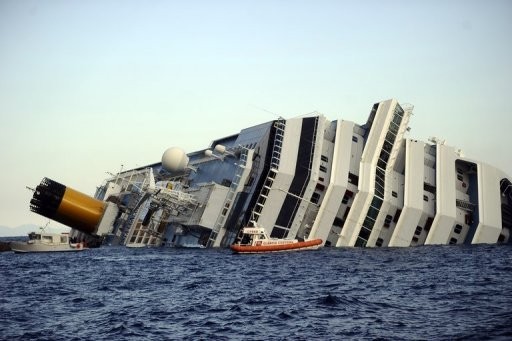 Tàu Costa Concordia mắc kẹt trên đá ngầm trong tư thế nghiêng gần đảo Giglio.