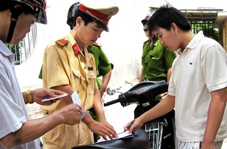 CSGT Công an tỉnh Nam Định xử phạt đối tượng vi phạm.