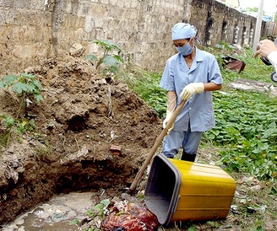 Chôn rác thải trong khuôn viên bệnh viện như thế này vẫn còn khá phổ biến ở các thành phố lớn- ảnh MH