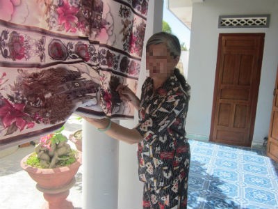 Bà Sa diễn tả lại hành động Việt chặt cột