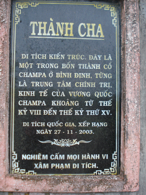 Dau tich thanh Cha: Thành Cha giờ chỉ là một tấm bia nằm thoi loi giữa gò
