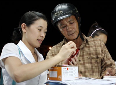 Nguyễn Quỳnh Như Diễm giới thiệu dịch vụ của VNPT Quảng Nam với khách hàng trong sự kiện “VNPT vì tiện ích cuộc sống”. Ảnh: Bách Linh