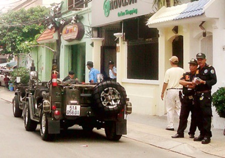 Một số người ăn mặc, trang bị vẻ dữ dằn để đe dọa, trấn áp khi đi đòi nợ.
