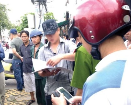 Nhân viên của một công ty đòi nợ thuê đi đòi nợ mặc áo quần tùy tiện, không đeo bảng tên, khó có thể biết đó là nhân viên của công ty
