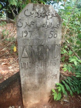 Khu mộ người Chăm hoang phế