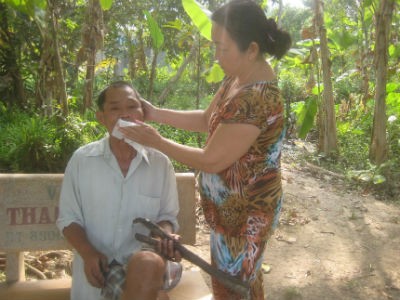Dù đã ly dị nhưng bà Yến vẫn chăm sóc người chồng tàn phế