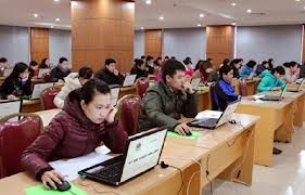 Các thí sinh làm bài thi tuyển công chức vào Bộ Nội vụ. Ảnh minh họa: Anh Sơn