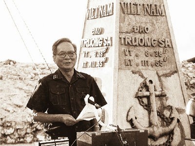 Đại tướng Lê Đức Anh trong buổi lễ ngày 7/5/1988 tại đảo Trường Sa Lớn (Ảnh: Nguyễn Viết Thái)