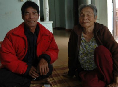 Ngư dân Nguyễn Phù và mẹ