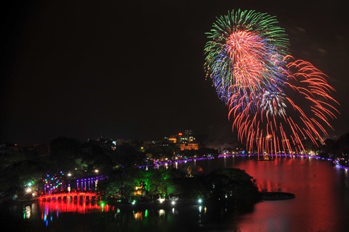 Pháo hoa rực rỡ tại Hồ Gươm, Hà Nội.