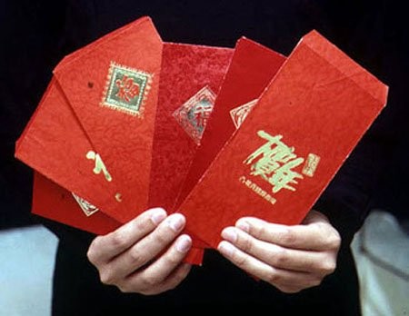 "Đốt" tiền trong phong bao lì xì là một trong những cách thể hiện đẳng cấp, chơi ngông của đại gia