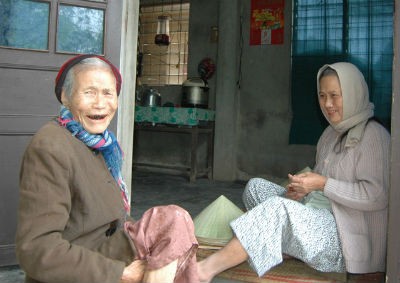Một cao niên giải thích lý do tập tục đấu giá thức ăn