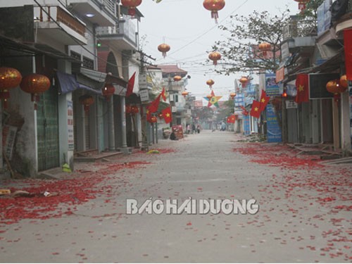 Đường thôn Cổ Dũng đỏ rực xác pháo. Ảnh chụp lúc 7 giờ sáng mùng 1 Tết