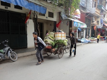 Vũ Xuân Trường với công việc chở ra hàng ngày ngoài chợ của mình.