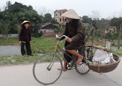 17h chiều, cụ Khánh mới tan buổi chợ ế ẩm. Ảnh: Bình Minh.