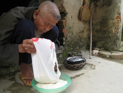 Cụ Chanh chuẩn bị gạo để gói bánh. Ảnh: Lê Hoàng.