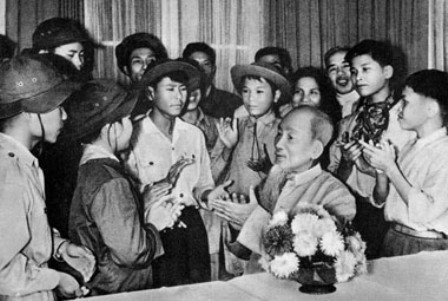 Bác Hồ với thiếu niên miền Nam