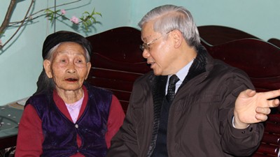Tổng Bí thư Nguyễn Phú chúc Tết cụ Kiều Thị Xe. Ảnh: VOV