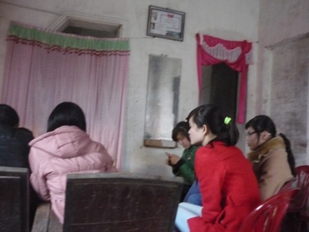 Thiếu nữ xếp hàng dài, chờ cả tiếng đồng hồ chờ "thầy" xem bói.