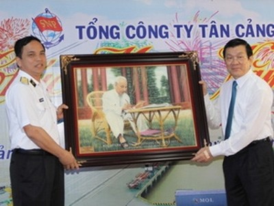 Chủ tịch nước Trương Tấn Sang tặng quà cho cán bộ chiến sỹ của Tổng công ty Tân Cảng Sài Gòn.