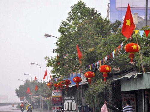 Đèn lồng được người dân dán cờ đỏ sao vàng ở khu dân cư Quán Toan, quận Hồng Bàng - Hải Phòng