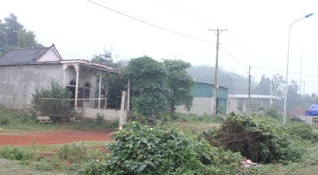 Sau 10 năm nhận đất TĐC làm nhà kiên cố và làm tròn nghĩa vụ tài chính đối với nhà nước nhưng vẫn chưa được cấp sổ đỏ.