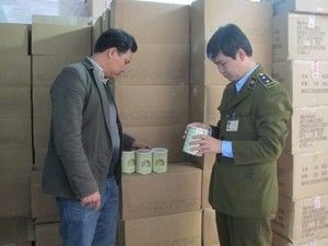 Cơ quan Quản lý thị trường đồng loạt kiểm tra các sản phẩm sữa dê tại trụ sở công ty TNHH Mạnh Cầm (Ảnh: Đức Duy/Vietnam+)