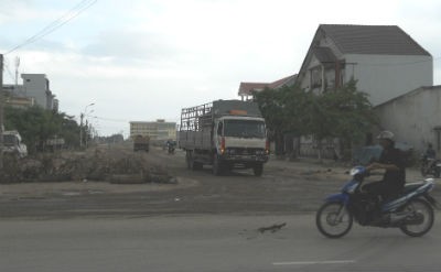 Người dân dùng chướng ngại vật chắn ngang đầu đường Điện Biên Phủ để hạn chế các phương tiện ô tô tải lưu thông qua lại