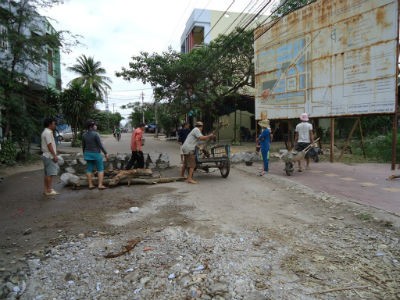 Người dân ở tổ 6, khu vực 1 xây dựng “bờ kè” kiên cố chắn ngang đầu đường Võ Thị Sáu để chặn xe