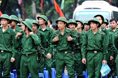 Từ 7/3, công dân cùng nhận được giấy báo nhập học và lệnh gọi nhập ngũ, dù thời hạn nhập học quy định có mặt trước thời gian nhập ngũ, vẫn phải thực hiện lệnh gọi nhập ngũ.