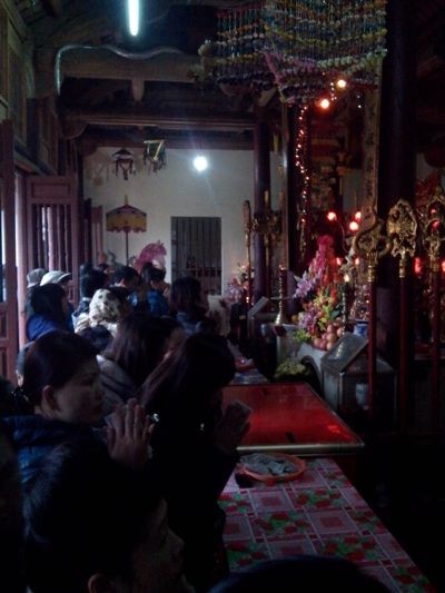 Ai ai cũng thành tâm cầu nguyện những điều tốt lành