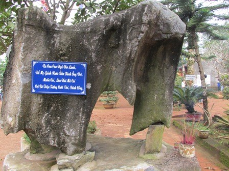 Tượng voi trắng trên đỉnh núi