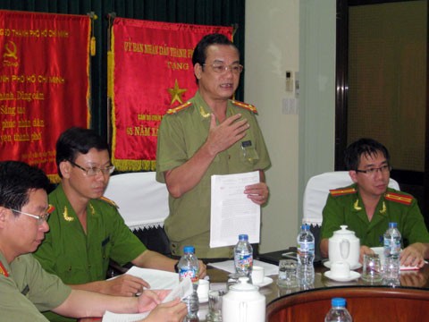 Đại tá Lê Anh Tuấn, Chánh văn phòng công an TP HCM trong buổi họp báo. Ảnh: Quốc Thắng.