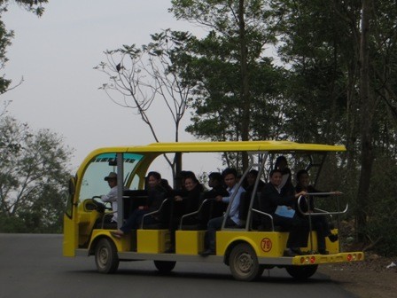 Xe điện ở chùa Bái Đính