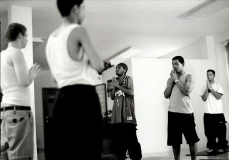Tập Yoga tại trại cải tạo Crossroad ở Brownsville. Ảnh: World Crunch