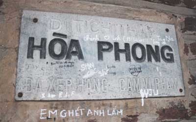 Ngay cả biến “Cấm vi phạm” này cũng được nhiều người tranh thủ “tô điểm” thêm.