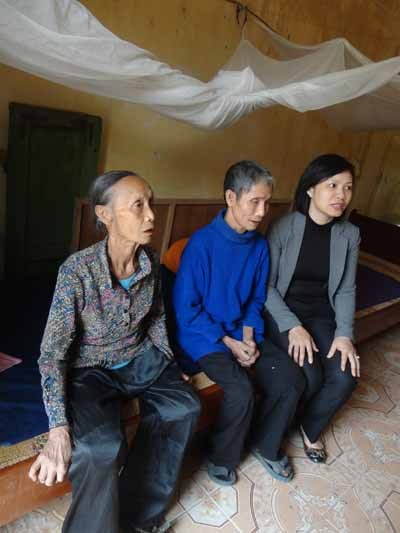 Hai vợ chồng cụ đã ngoài 80 tuổi, gặp nhau và yêu nhau ở trại phong. Hai cụ đã cùng nhau vượt qua bệnh tật, cùng nhau chia sẻ niềm vui, nỗi buồn, và sự cô đơn.
