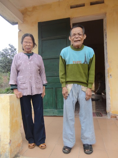 Hai cụ cũng gặp gỡ nhau trong trại phong rồi về quê làm thủ tục cưới xin, rồi mới vào lại trại phong để nương tựa vào nhau. Cụ ông là Nguyễn Văn Năm quê ở Thanh Trì - Hà Nội, cụ bị bệnh từ lúc 13 tuổi, được cách ly bằng cách chuyển nhiều trại phong khác nhau. Còn cụ bà là Dương Thị Sâm quê ở Hàng Bột - Hà Nội, từ khi cụ bị bệnh thì dường như nơi đó không còn nhà của cụ nữa. Hai cụ chung sống với nhau cũng được 44 năm. Cụ ông cười híp mắt khi nói về cuộc sống của vợ chồng