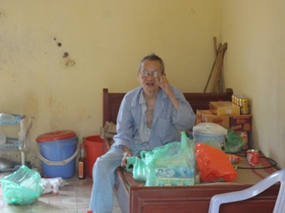 Cụ ông đã 81 tuổi, đi lại rất khó khăn, mắt nhìn mờ hẳn đi nhiều, cụ không còn nghe rõ người khác nói gì nữa. Đối chói với bệnh tật từ nhỏ, để đến giờ cụ phải sống trong cảnh lầm lũi một mình.