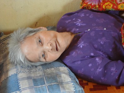Cụ bà Nguyễn Thị Hũ (84 tuổi) quê ở Tam Dương, Vĩnh Phúc nằm liệt giường đã 2 năm nay. Mọi sinh hoạt, đều do các con cụ lo hết. Nằm một chỗ cụ rất nhớ về những đứa con của mình ở quê. Cụ khao khát được nhìn thấy mặt người thân mỗi ngày.